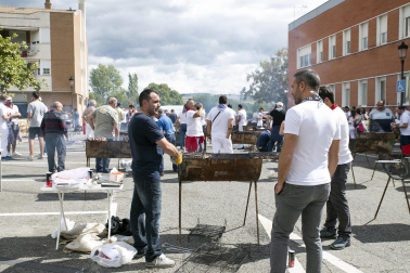 Fuego, leña, brasas, barbacoas y costillas. La Plaza de El Ferial de Huarte acogió este lunes, 18 de septiembre, la tradicional costillada popular en el marco de las fiestas patronales de la localidad