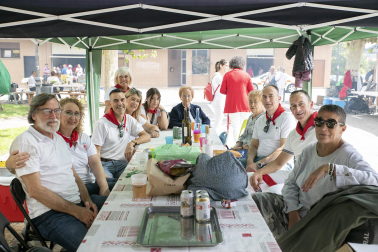 Fuego, leña, brasas, barbacoas y costillas. La Plaza de El Ferial de Huarte acogió este lunes, 18 de septiembre, la tradicional costillada popular en el marco de las fiestas patronales de la localidad