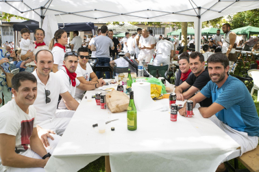 Fuego, leña, brasas, barbacoas y costillas. La Plaza de El Ferial de Huarte acogió este lunes, 18 de septiembre, la tradicional costillada popular en el marco de las fiestas patronales de la localidad