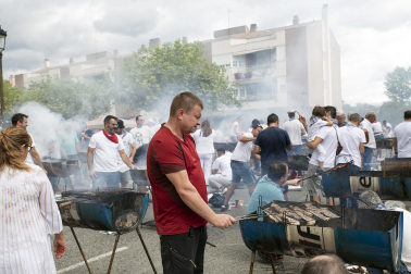 Fuego, leña, brasas, barbacoas y costillas. La Plaza de El Ferial de Huarte acogió este lunes, 18 de septiembre, la tradicional costillada popular en el marco de las fiestas patronales de la localidad