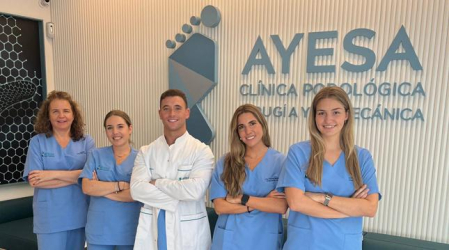 Javier Ayesa, con el equipo de la Clínica Podológica Ayesa
