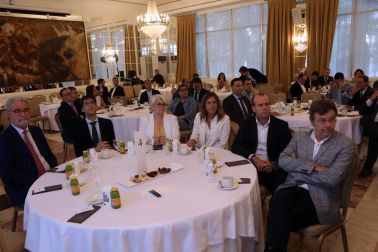 Asistentes al desayuno empresarial con María Iraburu, rectora de la Universidad de Navarra
