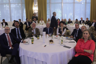 Asistentes al desayuno empresarial con María Iraburu, rectora de la Universidad de Navarra
