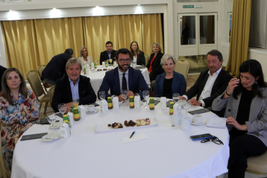 Asistentes al desayuno empresarial con María Iraburu, rectora de la Universidad de Navarra