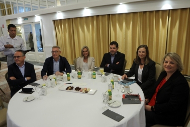 Asistentes al desayuno empresarial con María Iraburu, rectora de la Universidad de Navarra