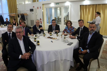Asistentes al desayuno empresarial con María Iraburu, rectora de la Universidad de Navarra