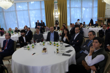 Asistentes al desayuno empresarial con María Iraburu, rectora de la Universidad de Navarra