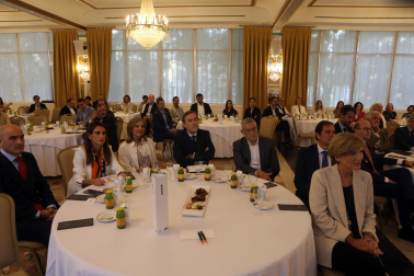 Asistentes al desayuno empresarial con María Iraburu, rectora de la Universidad de Navarra