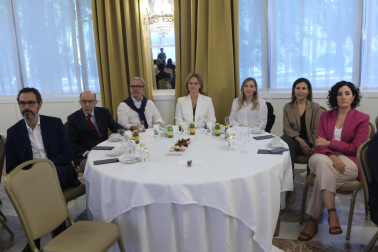 Asistentes al desayuno empresarial con María Iraburu, rectora de la Universidad de Navarra
