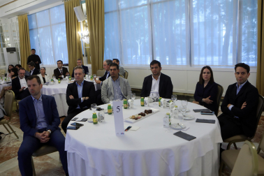 Asistentes al desayuno empresarial con María Iraburu, rectora de la Universidad de Navarra