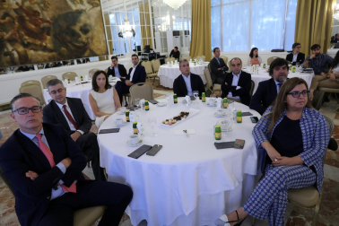 Asistentes al desayuno empresarial con María Iraburu, rectora de la Universidad de Navarra