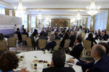 Asistentes al desayuno empresarial con María Iraburu, rectora de la Universidad de Navarra