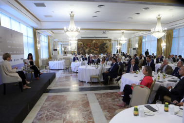 Asistentes al desayuno empresarial con María Iraburu, rectora de la Universidad de Navarra
