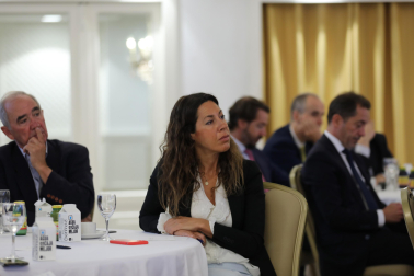 Asistentes al desayuno de trabajo con María Iraburu, rectora de la Universidad de Navarra.