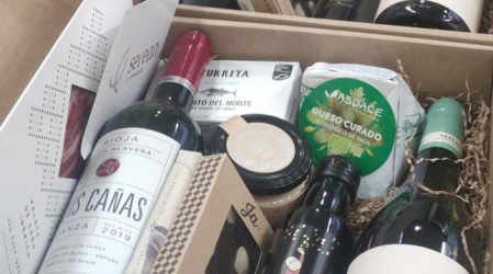 Detalle de una cesta regalo de Weekup