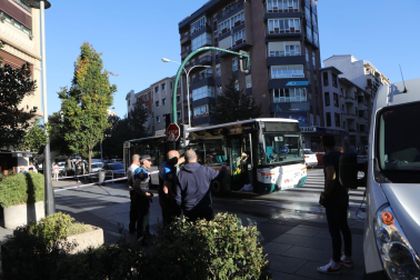 Foto del lugar del atropello mortal de una mujer por una villavesa en Pamplona./