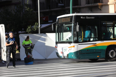 Foto del lugar del atropello mortal de una mujer por una villavesa en Pamplona./