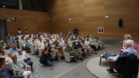 Javier Sádaba y Nora Alonso ante el auditorio del Civican de Pamplona