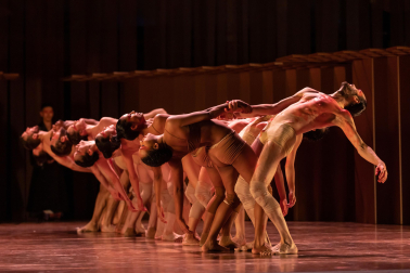 Otra escena de la coreografía creada por Sidi Larbi Cherkaoui
