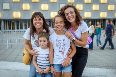 Seguidores de Hombres G llenaron de color las inmediaciones del pabellón Navarra Arena antes del inicio del concierto del grupo