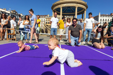 Carrera de gateo en la Plaza del Castillo.