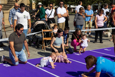 Carrera de gateo en la Plaza del Castillo.