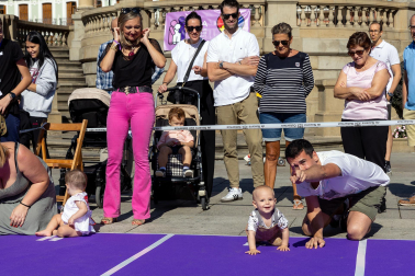 Carrera de gateo en la Plaza del Castillo.