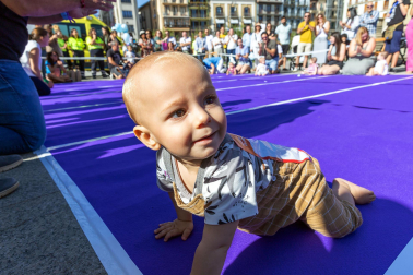 Carrera de gateo en la Plaza del Castillo.