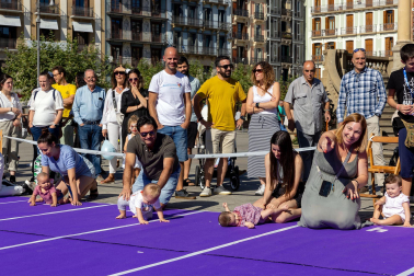 Carrera de gateo en la Plaza del Castillo.