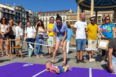 Carrera de gateo en la Plaza del Castillo.