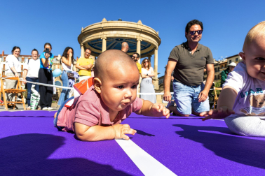 Carrera de gateo en la Plaza del Castillo.