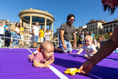 Carrera de gateo en la Plaza del Castillo.