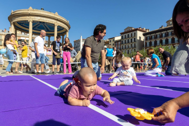 Carrera de gateo en la Plaza del Castillo.