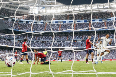 Jugadas del encuentro de la Jornada 9 de LaLiga EA Sports entre rojillos y merengues disputado en el Santiago Bernabéu