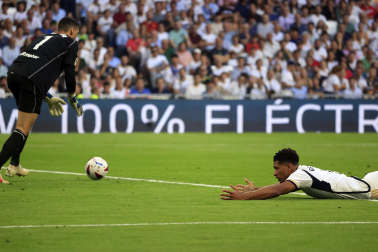 Jugadas del encuentro de la Jornada 9 de LaLiga EA Sports entre rojillos y merengues disputado en el Santiago Bernabéu
