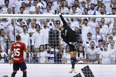 Jugadas del encuentro de la Jornada 9 de LaLiga EA Sports entre rojillos y merengues disputado en el Santiago Bernabéu