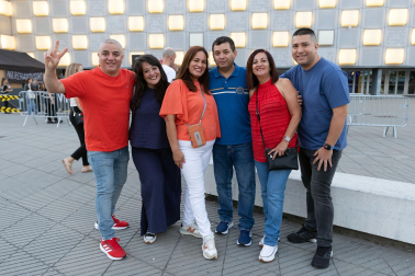 Seguidores de Hombres G llenaron de color las inmediaciones del pabellón Navarra Arena antes del inicio del concierto del grupo