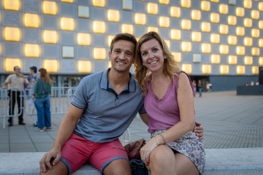 Seguidores de Hombres G llenaron de color las inmediaciones del pabellón Navarra Arena antes del inicio del concierto del grupo
