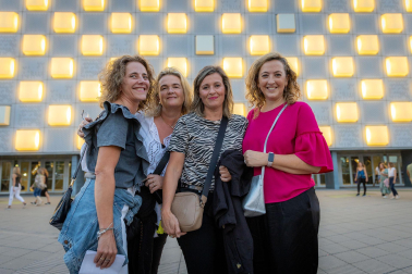 Seguidores de Hombres G llenaron de color las inmediaciones del pabellón Navarra Arena antes del inicio del concierto del grupo