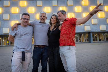 Seguidores de Hombres G llenaron de color las inmediaciones del pabellón Navarra Arena antes del inicio del concierto del grupo