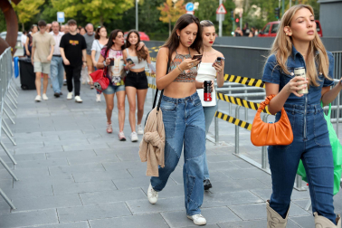 Seguidores de Hombres G llenaron de color las inmediaciones del pabellón Navarra Arena antes del inicio del concierto del grupo