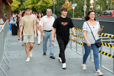 Seguidores de Hombres G llenaron de color las inmediaciones del pabellón Navarra Arena antes del inicio del concierto del grupo