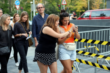 Seguidores de Hombres G llenaron de color las inmediaciones del pabellón Navarra Arena antes del inicio del concierto del grupo
