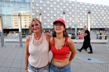 Seguidores de Hombres G llenaron de color las inmediaciones del pabellón Navarra Arena antes del inicio del concierto del grupo