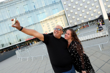 Seguidores de Hombres G llenaron de color las inmediaciones del pabellón Navarra Arena antes del inicio del concierto del grupo