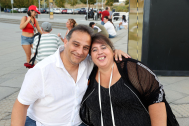 Seguidores de Hombres G llenaron de color las inmediaciones del pabellón Navarra Arena antes del inicio del concierto del grupo