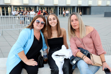 Seguidores de Hombres G llenaron de color las inmediaciones del pabellón Navarra Arena antes del inicio del concierto del grupo