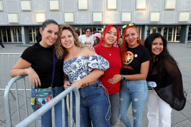 Seguidores de Hombres G llenaron de color las inmediaciones del pabellón Navarra Arena antes del inicio del concierto del grupo