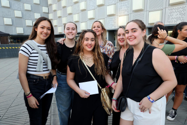 Seguidores de Hombres G llenaron de color las inmediaciones del pabellón Navarra Arena antes del inicio del concierto del grupo