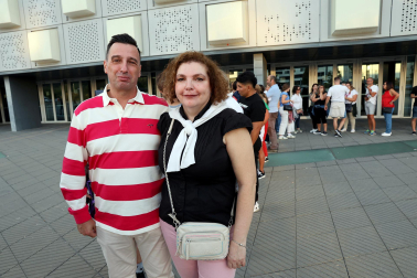 Seguidores de Hombres G llenaron de color las inmediaciones del pabellón Navarra Arena antes del inicio del concierto del grupo